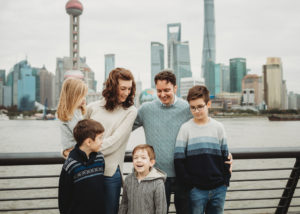 Portrait einer Familie vor der Skyline