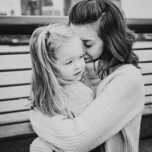 Mutter mit Tochter im Arm