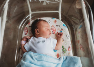 neugeborenes baby im krankenhausbett