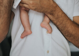 kleine füsse von neugeborenem baby