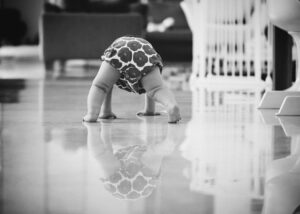 Baby macht erste Krabbelschritte