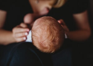 Kopf eines neugeborenen Babys mit weichem Haarflaum