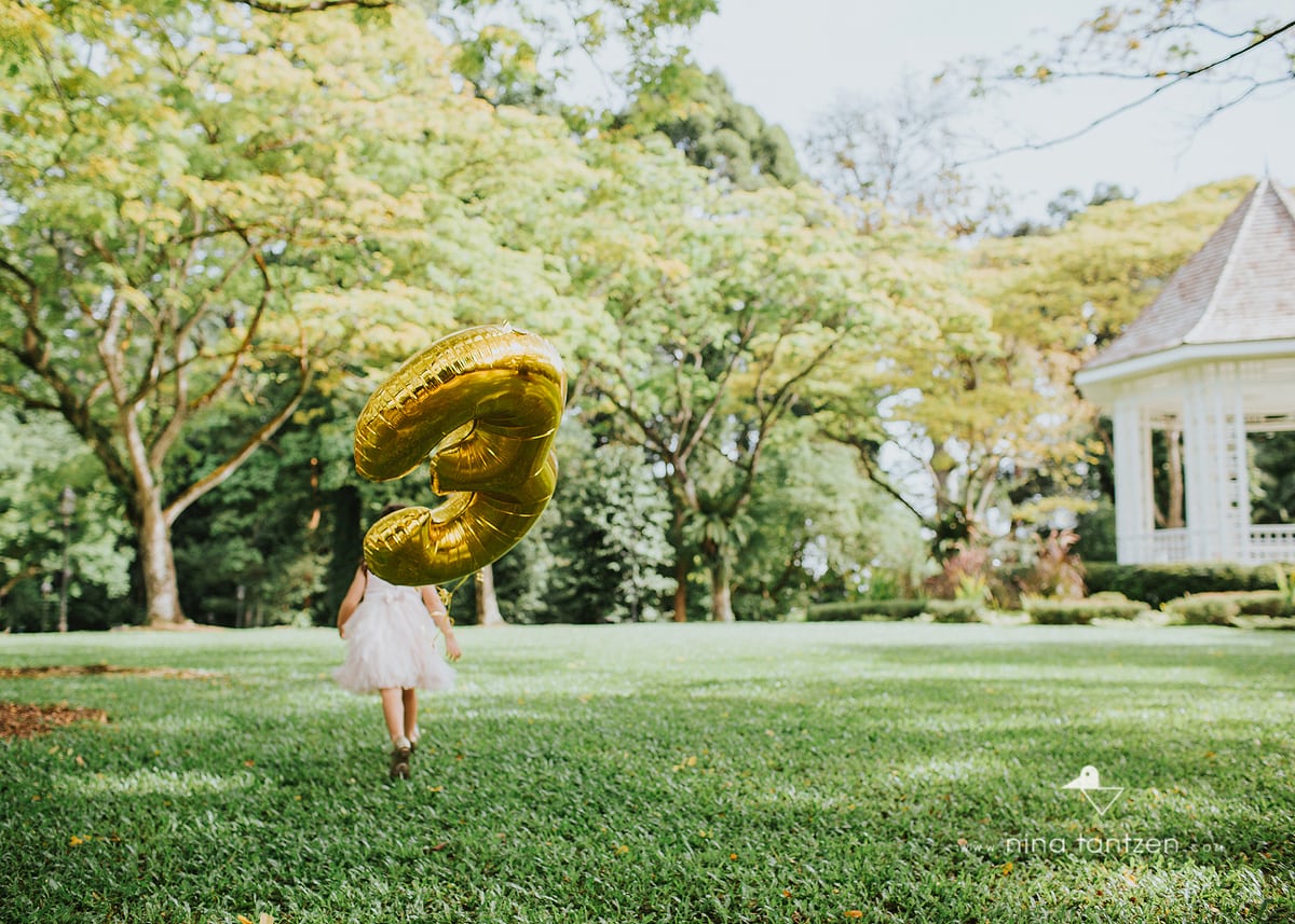 photo of little girl with big balloon in singapore