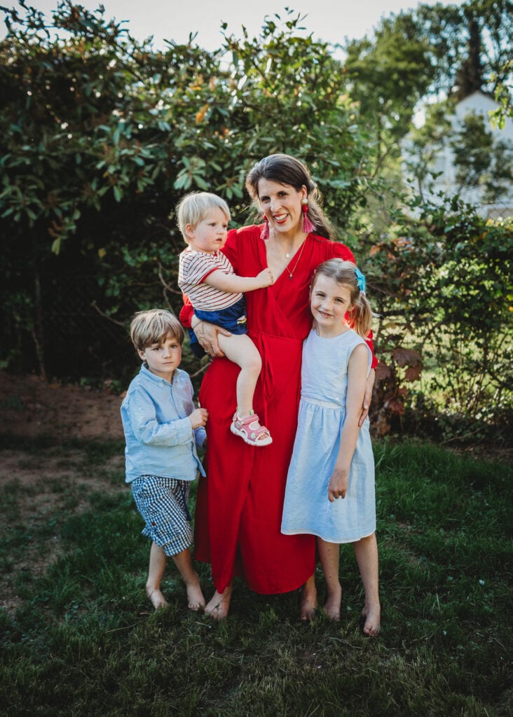 Portrait von Mutter mit 3 Kindern im Garten