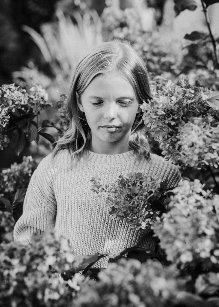 Schwarzweiss-Portrait mit Hortensien