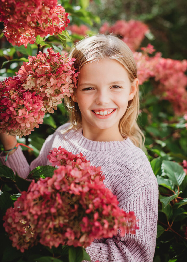 Kinderfotografie in Frankfurt - Lachendes Mädchen mit Hortensien