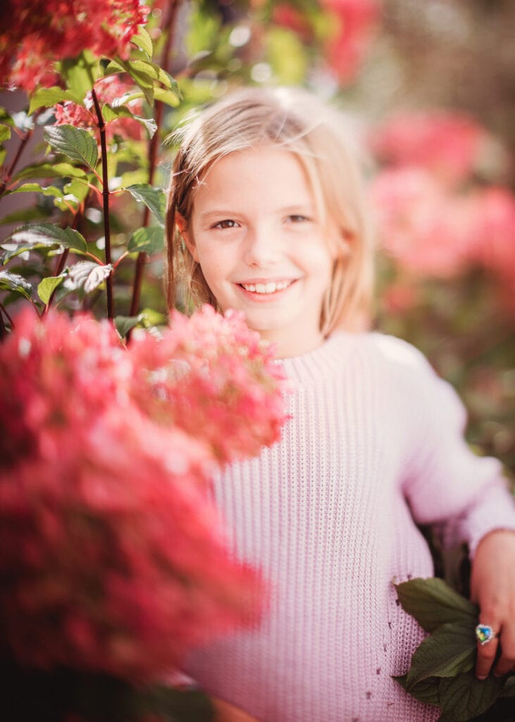 Portrait eines Mädchens in Hortensien