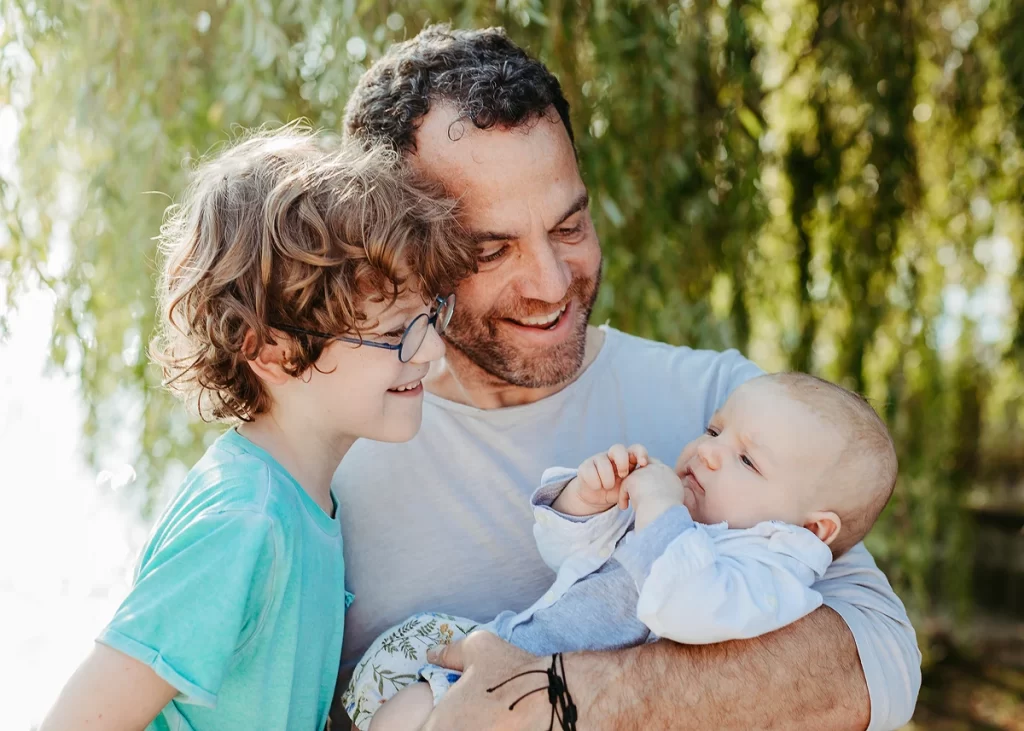 Vater mit Sohn und Baby in Zürich