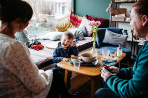 Gäste eines Cafes mit kleinem Kind