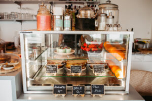 Auslage eines Cafes mit sandwiches