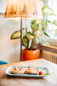 teller mit lachs-bagel auf einem tisch