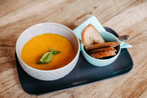 schale mit suppe auf holztisch