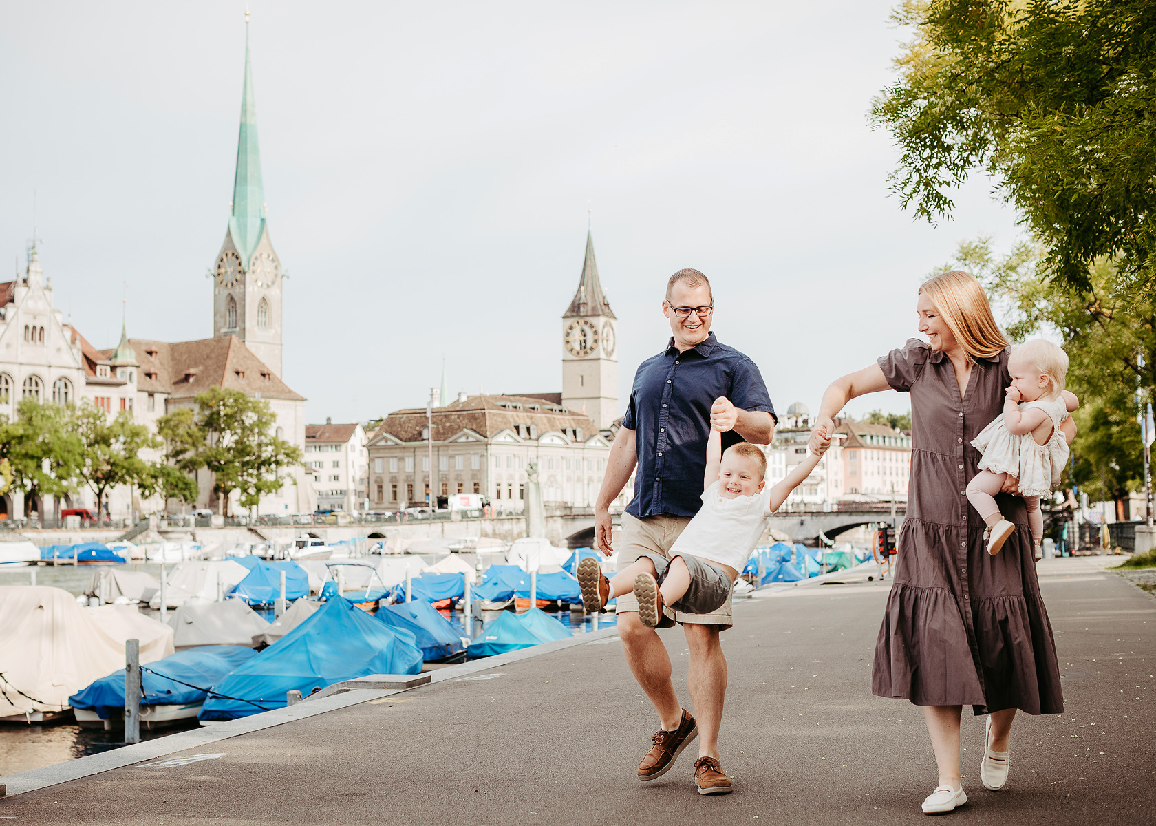 Portrait einer Familie mit zwei Kindern in Zürich