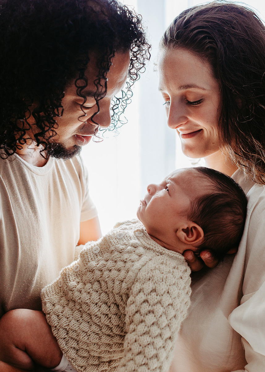 Portrait von Eltern mit neugeborenem Baby in Zürich