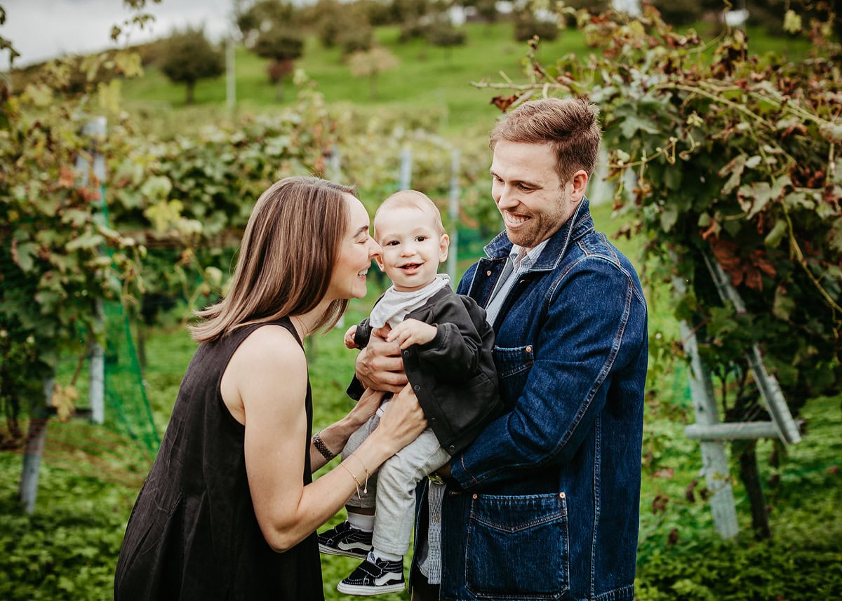 Fröhliches Portrait einer Familie im Park in Zürich