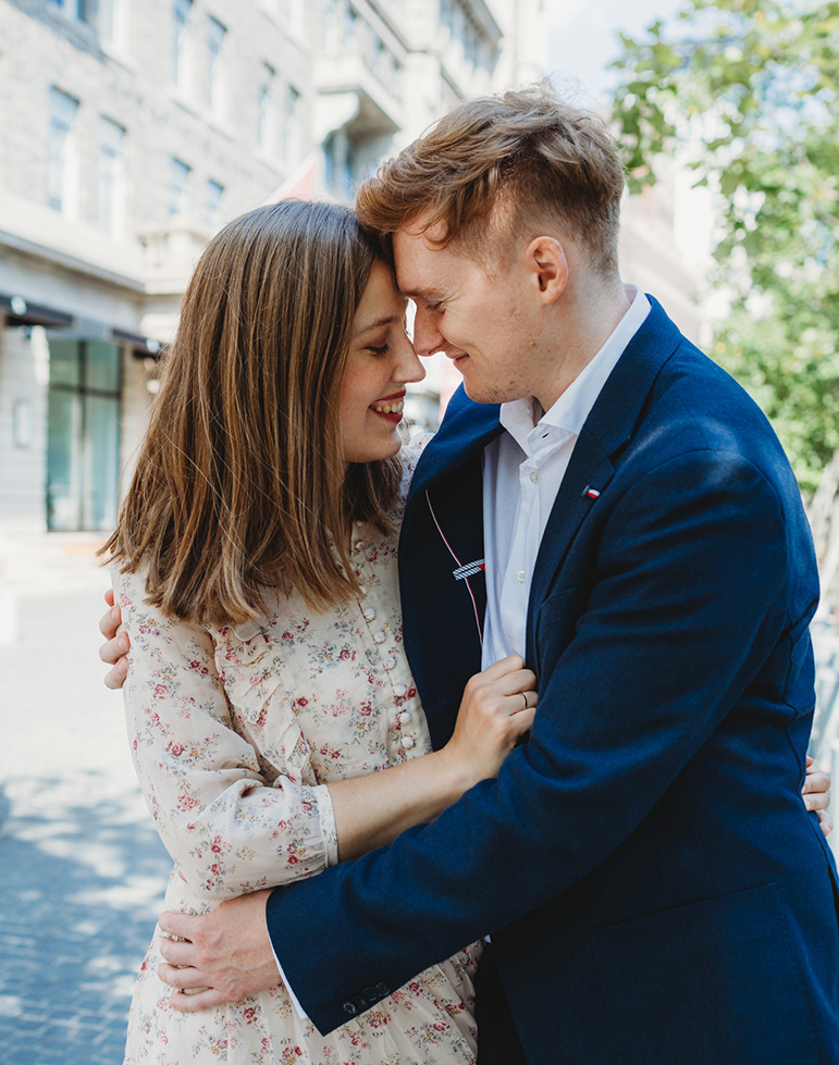 Fotosession mit einem Paar in der Altstadt von Zürich