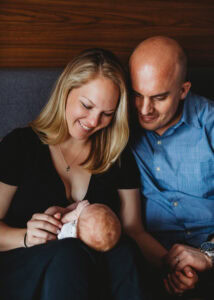 Entspanntes Portrait von Eltern mit Baby zu Hause in Zürich