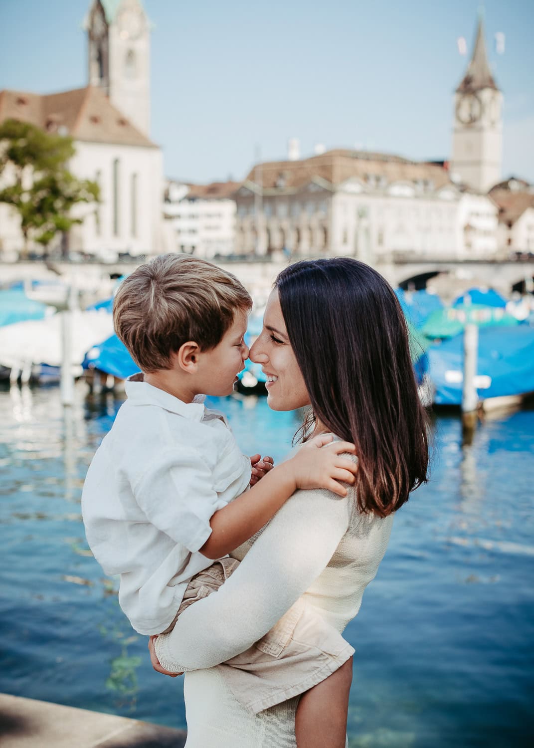 Portrait von Mutter und Sohn vor der wunderschönen Kulisse der Zürcher Altstadt