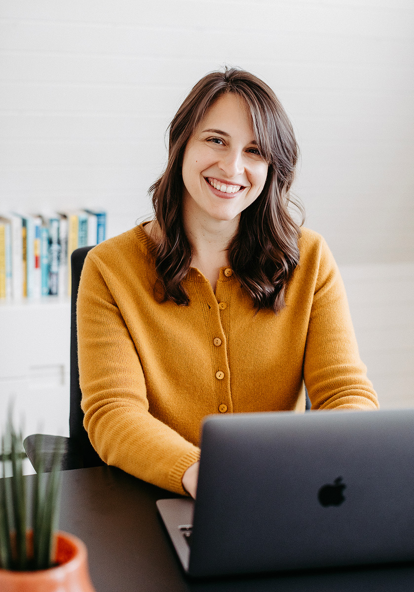 Personal Branding Portrait am Schreibtisch für einen Coach in Zürich